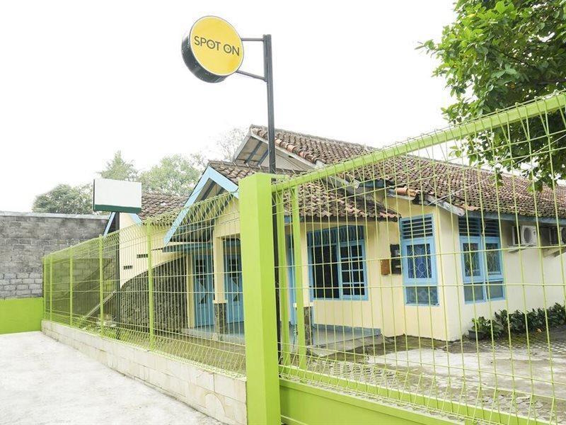 Hotel Spot On 2275 Omah Jm Beran Kidul Exterior foto
